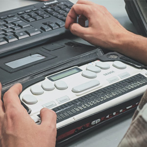 Clavier d'ordinateur adaptatif en braille pour malvoyants
